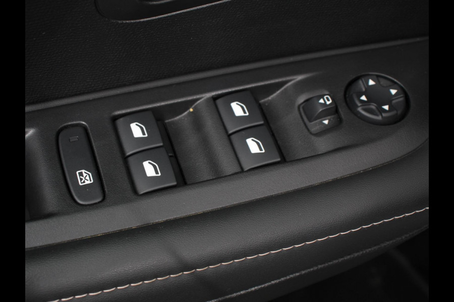 Peugeot 208 Hybrid 100 Automaat Allure Navigatie Apple Carplay/ Android Auto Camera Parkeersensoren Adaptive Cruise Control Stoelverwarming Ledverlichting Climate control