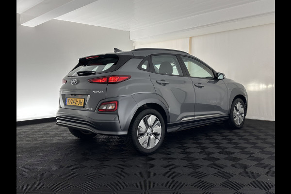 Hyundai Kona EV Comfort 39 kWh [ 3-Fase-11kW] (INCL-BTW) *DIGI-COCKPIT | ADAPTIVE-CRUISE | CARPLAY | DAB | LANE-ASSIST | KEYLESS | COMFORT-SEATS | CCS-FASTLOADER | SHIFTPADDLES | 17"ALU*