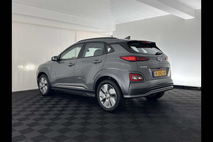 Hyundai Kona EV Comfort 39 kWh [ 3-Fase-11kW] (INCL-BTW) *DIGI-COCKPIT | ADAPTIVE-CRUISE | CARPLAY | DAB | LANE-ASSIST | KEYLESS | COMFORT-SEATS | CCS-FASTLOADER | SHIFTPADDLES | 17"ALU*
