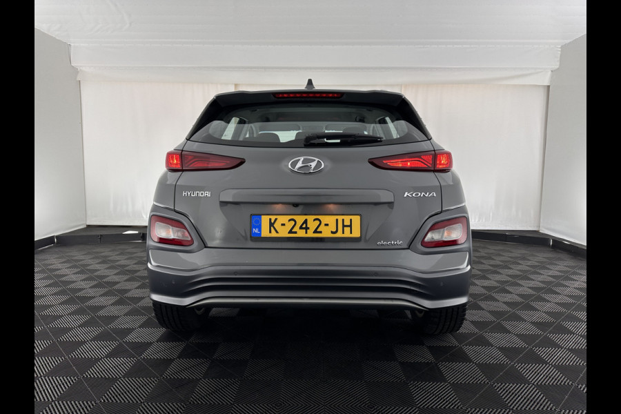 Hyundai Kona EV Comfort 39 kWh [ 3-Fase-11kW] (INCL-BTW) *DIGI-COCKPIT | ADAPTIVE-CRUISE | CARPLAY | DAB | LANE-ASSIST | KEYLESS | COMFORT-SEATS | CCS-FASTLOADER | SHIFTPADDLES | 17"ALU*