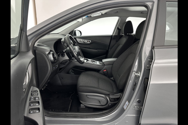 Hyundai Kona EV Comfort 39 kWh [ 3-Fase-11kW] (INCL-BTW) *DIGI-COCKPIT | ADAPTIVE-CRUISE | CARPLAY | DAB | LANE-ASSIST | KEYLESS | COMFORT-SEATS | CCS-FASTLOADER | SHIFTPADDLES | 17"ALU*