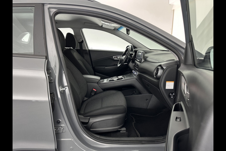 Hyundai Kona EV Comfort 39 kWh [ 3-Fase-11kW] (INCL-BTW) *DIGI-COCKPIT | ADAPTIVE-CRUISE | CARPLAY | DAB | LANE-ASSIST | KEYLESS | COMFORT-SEATS | CCS-FASTLOADER | SHIFTPADDLES | 17"ALU*