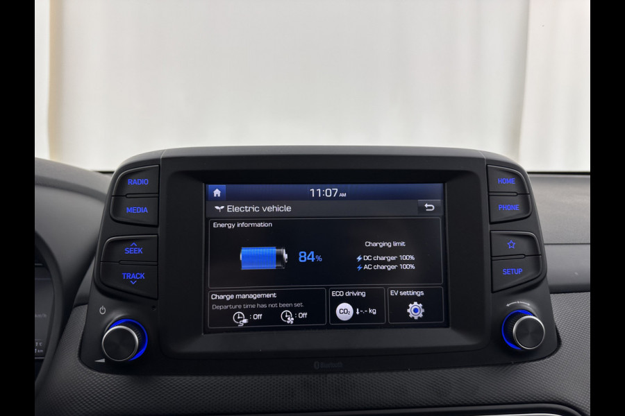 Hyundai Kona EV Comfort 39 kWh [ 3-Fase-11kW] (INCL-BTW) *DIGI-COCKPIT | ADAPTIVE-CRUISE | CARPLAY | DAB | LANE-ASSIST | KEYLESS | COMFORT-SEATS | CCS-FASTLOADER | SHIFTPADDLES | 17"ALU*