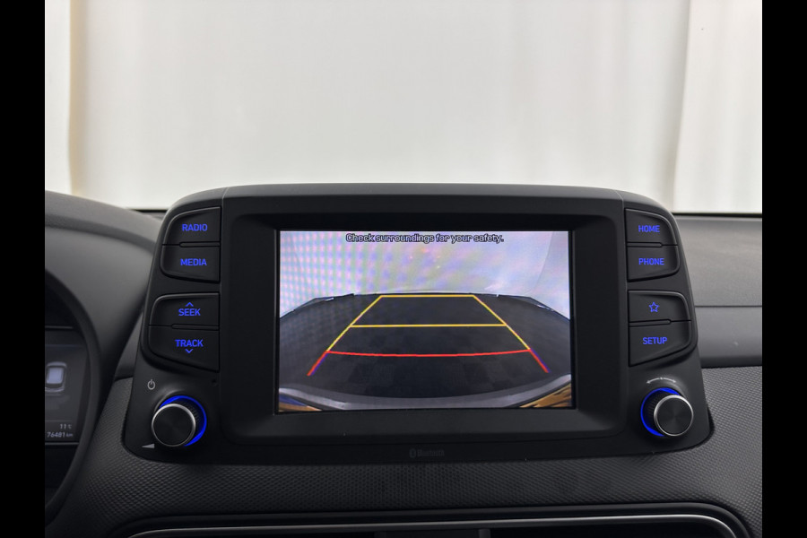 Hyundai Kona EV Comfort 39 kWh [ 3-Fase-11kW] (INCL-BTW) *DIGI-COCKPIT | ADAPTIVE-CRUISE | CARPLAY | DAB | LANE-ASSIST | KEYLESS | COMFORT-SEATS | CCS-FASTLOADER | SHIFTPADDLES | 17"ALU*