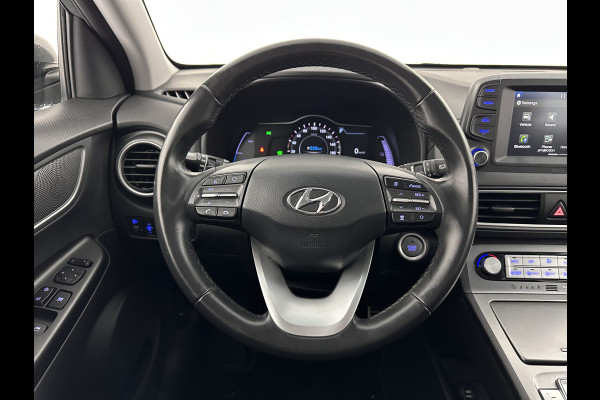 Hyundai Kona EV Comfort 39 kWh [ 3-Fase-11kW] (INCL-BTW) *DIGI-COCKPIT | ADAPTIVE-CRUISE | CARPLAY | DAB | LANE-ASSIST | KEYLESS | COMFORT-SEATS | CCS-FASTLOADER | SHIFTPADDLES | 17"ALU*