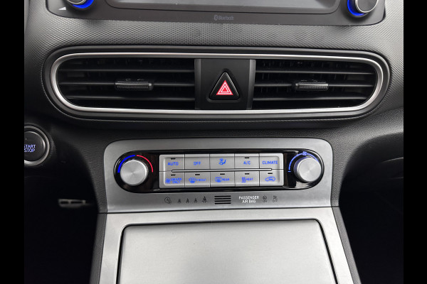 Hyundai Kona EV Comfort 39 kWh [ 3-Fase-11kW] (INCL-BTW) *DIGI-COCKPIT | ADAPTIVE-CRUISE | CARPLAY | DAB | LANE-ASSIST | KEYLESS | COMFORT-SEATS | CCS-FASTLOADER | SHIFTPADDLES | 17"ALU*