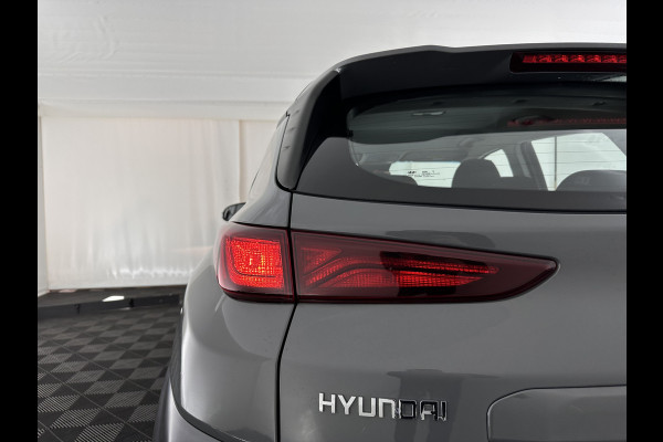 Hyundai Kona EV Comfort 39 kWh [ 3-Fase-11kW] (INCL-BTW) *DIGI-COCKPIT | ADAPTIVE-CRUISE | CARPLAY | DAB | LANE-ASSIST | KEYLESS | COMFORT-SEATS | CCS-FASTLOADER | SHIFTPADDLES | 17"ALU*