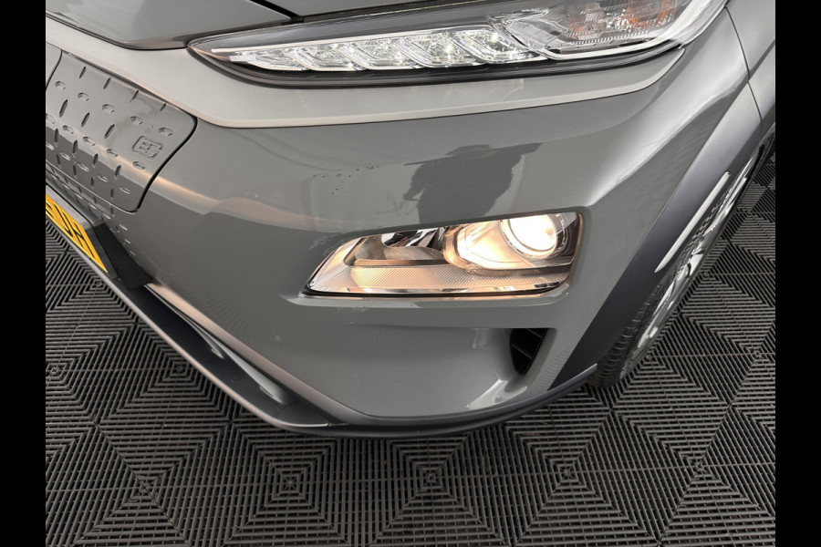 Hyundai Kona EV Comfort 39 kWh [ 3-Fase-11kW] (INCL-BTW) *DIGI-COCKPIT | ADAPTIVE-CRUISE | CARPLAY | DAB | LANE-ASSIST | KEYLESS | COMFORT-SEATS | CCS-FASTLOADER | SHIFTPADDLES | 17"ALU*