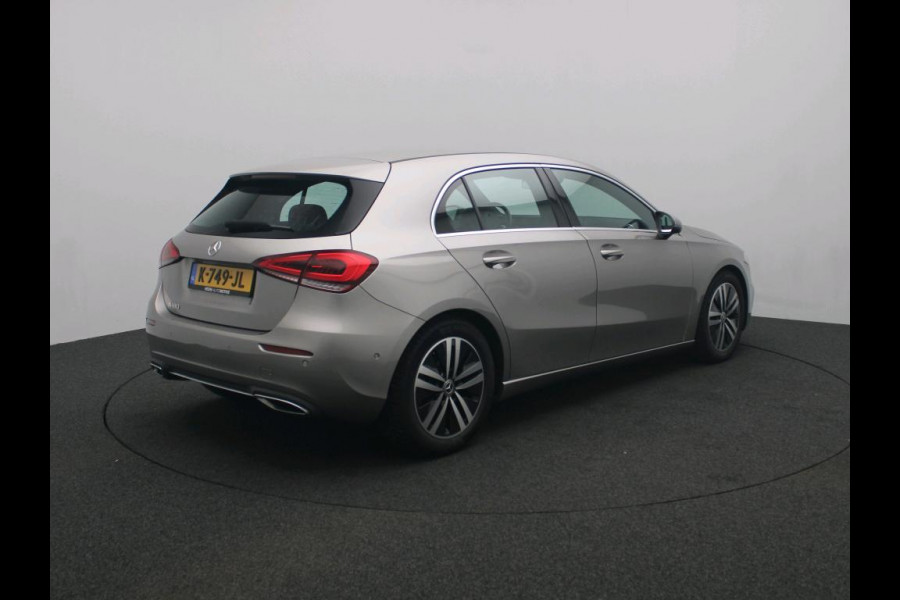 Mercedes-Benz A-Klasse 180 Business Solution Luxury Ledkoplampen | Sfeerverlichting | Stoelverwarming | Parkeerpakket met achteruitrijcamera. Inclusief 48 maanden MB Certified garantie voor Europa.