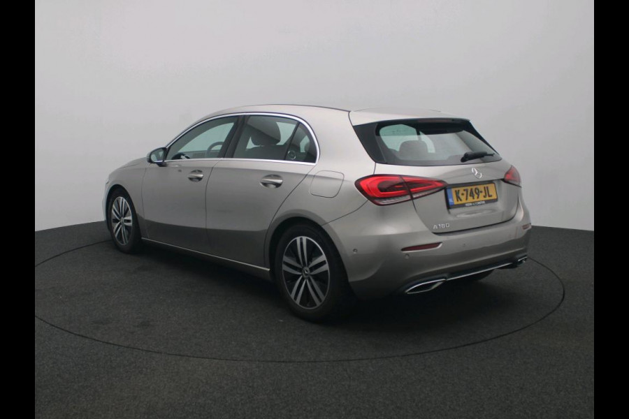Mercedes-Benz A-Klasse 180 Business Solution Luxury Ledkoplampen | Sfeerverlichting | Stoelverwarming | Parkeerpakket met achteruitrijcamera. Inclusief 48 maanden MB Certified garantie voor Europa.