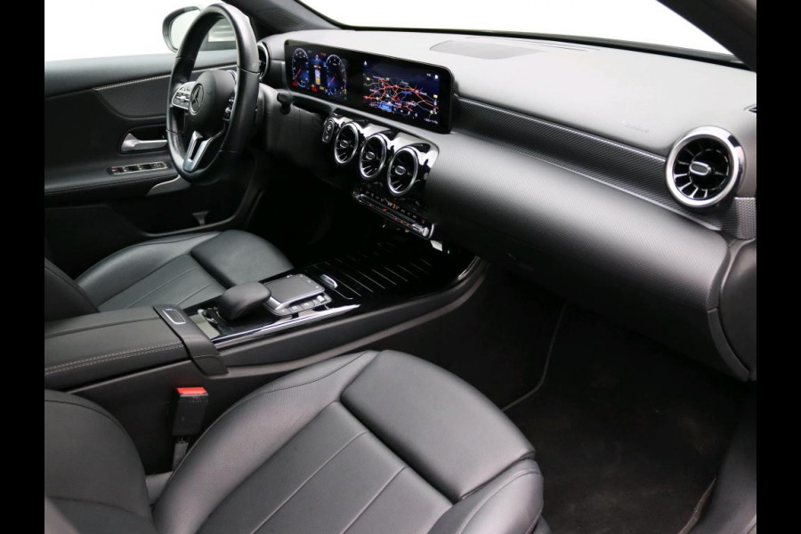 Mercedes-Benz A-Klasse 180 Business Solution Luxury Ledkoplampen | Sfeerverlichting | Stoelverwarming | Parkeerpakket met achteruitrijcamera. Inclusief 48 maanden MB Certified garantie voor Europa.