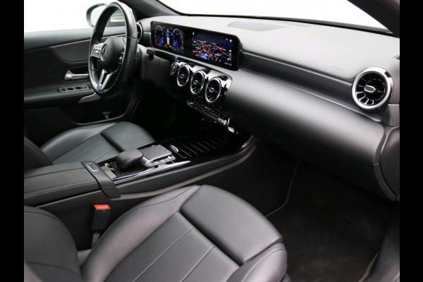 Mercedes-Benz A-Klasse 180 Business Solution Luxury Ledkoplampen | Sfeerverlichting | Stoelverwarming | Parkeerpakket met achteruitrijcamera. Inclusief 48 maanden MB Certified garantie voor Europa.