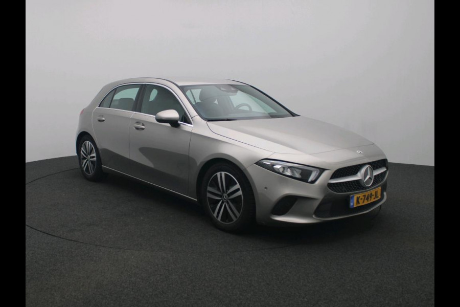 Mercedes-Benz A-Klasse 180 Business Solution Luxury Ledkoplampen | Sfeerverlichting | Stoelverwarming | Parkeerpakket met achteruitrijcamera. Inclusief 48 maanden MB Certified garantie voor Europa.