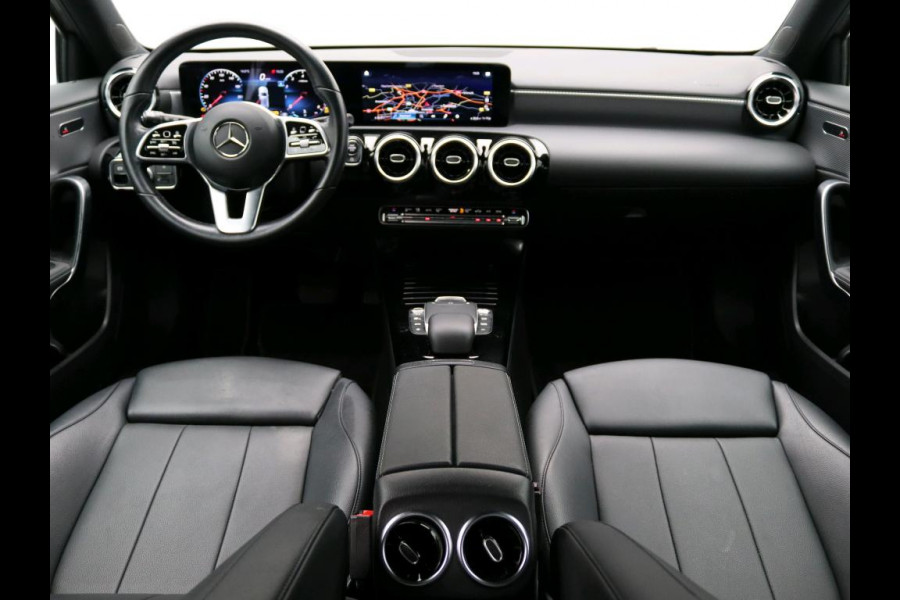 Mercedes-Benz A-Klasse 180 Business Solution Luxury Ledkoplampen | Sfeerverlichting | Stoelverwarming | Parkeerpakket met achteruitrijcamera. Inclusief 48 maanden MB Certified garantie voor Europa.