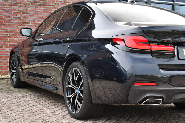 BMW 5 Serie 530e M-Sport Pano Trekh ACC HUD 360 Laser El-Klep