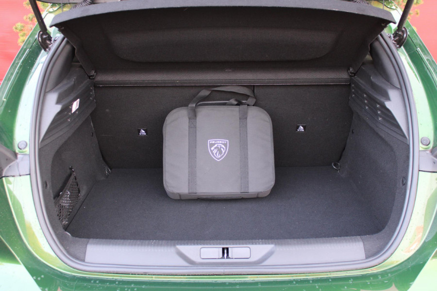 Peugeot 308 1.6 HYbrid 225PK AUTOMAAT GT PACK BUSINESS | PANO DAK | FOCAL AUDIO | FULL LED KOPLAMPEN | MASSAGE STOELEN | STOEL/STUUR VERW. | NAVIGATIE | CAMERA | ADAPTIVE CRUISE | DODEHOEK BEWAKING | DRAADLOZE TELEFOONLADER | KEYLESS ENTRY |