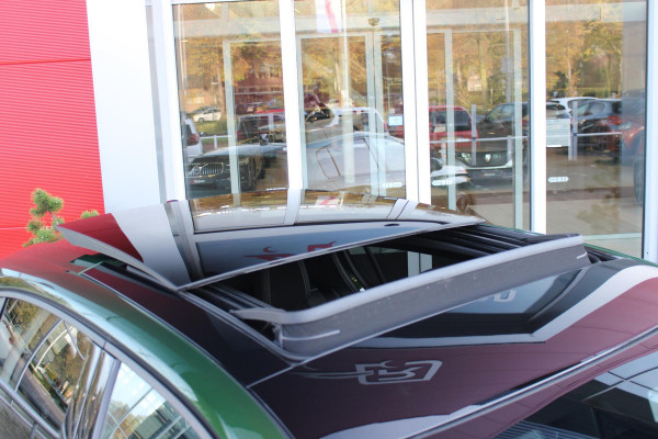 Peugeot 308 1.6 HYbrid 225PK AUTOMAAT GT PACK BUSINESS | PANO DAK | FOCAL AUDIO | FULL LED KOPLAMPEN | MASSAGE STOELEN | STOEL/STUUR VERW. | NAVIGATIE | CAMERA | ADAPTIVE CRUISE | DODEHOEK BEWAKING | DRAADLOZE TELEFOONLADER | KEYLESS ENTRY |