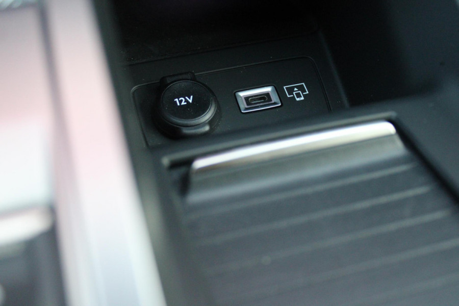 Peugeot 308 1.6 HYbrid 225PK AUTOMAAT GT PACK BUSINESS | PANO DAK | FOCAL AUDIO | FULL LED KOPLAMPEN | MASSAGE STOELEN | STOEL/STUUR VERW. | NAVIGATIE | CAMERA | ADAPTIVE CRUISE | DODEHOEK BEWAKING | DRAADLOZE TELEFOONLADER | KEYLESS ENTRY |