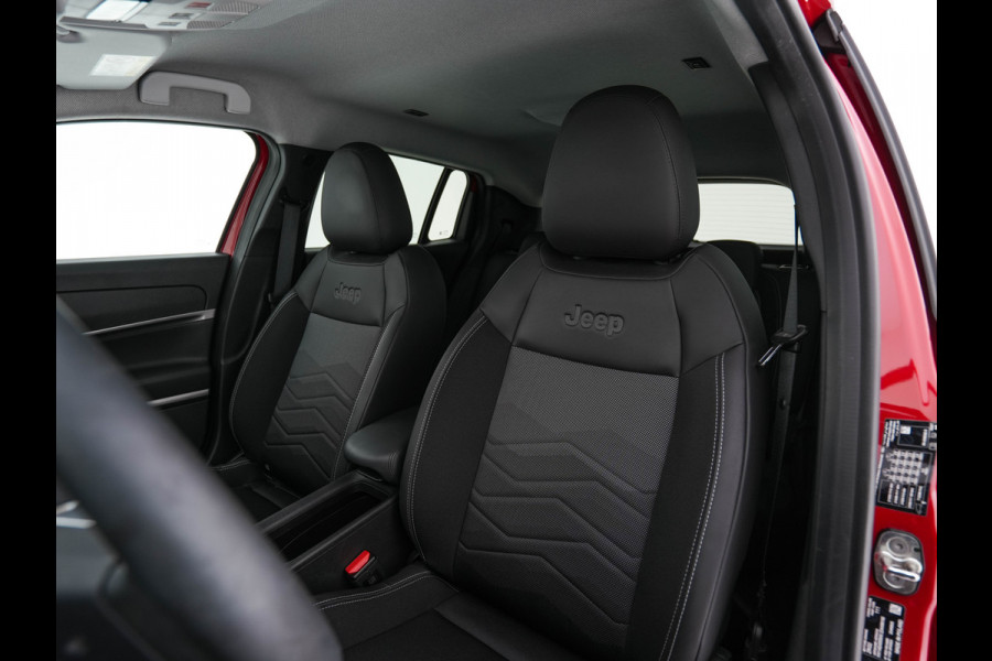 Jeep Avenger Summit 54 kWh [ 3-Fase ] {SOH-95%} (INCL-BTW) *HEATPUMP | LEATHER-MICROFIBRE | FULL-LED | ADAPTIVE-CRUISE | BLIND-SPOT | CAMERA | DIGI-COCKPIT | NAVI-FULLMAP | HEATED-COMFORTSEATS | ECC | AMBIENT-LIGHT | PDC | CARPLAY | CRUISE