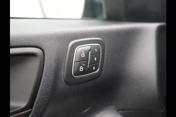 Ford Kuga 2.5 Vignale Plug In Hybrid 225pk Dealer O.H. PHEV | Trekhaak Afn. | Panodak | Head Up | 360 Camera | Bang & Olufsen | Lederen Sportstoelen Memory & Verwarmd | Keyless | Stuur Verwarmd | Blis | Virtual | Navigatie | DAB |
