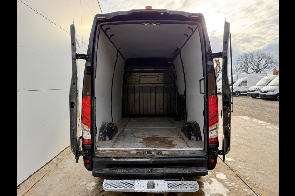Iveco Daily 35S18 3.0 L2H2 Airco Adaptieve Cruise Control Camera Navigatie Lucht geveerde stoel .
