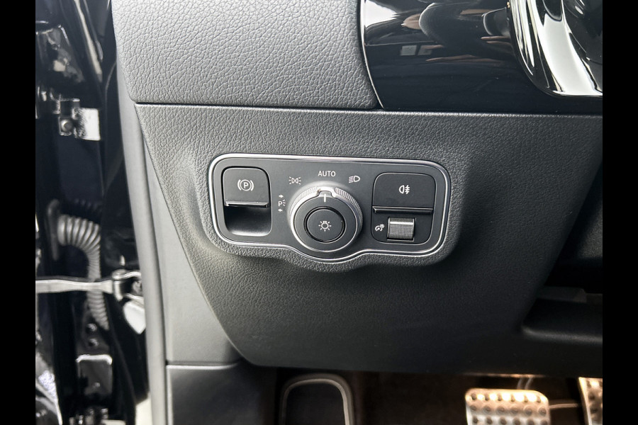 Mercedes-Benz B-Klasse 250 e Hybride Premium / Design-en AMG line / 1/2 Leder / Stoelverwarming / Pdc+Camera / Navigatie / Apk 01-2028