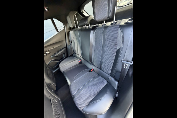 Peugeot 2008 130pk GT (Camera - Keyless Entry - LED - Navigatie - Automatische Airco - Apple Carplay - i cockpit)