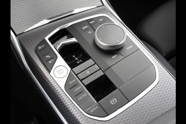 BMW 3 Serie Touring 330e M-Sport | Digitale Cockpit | Climate control | Stoel verwarming | LED | Sfeer verlichting | Lichtmetalen velgen | Navigatie | Apple carplay/ Android auto | Parkeersensoren