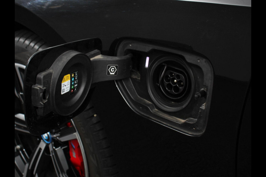 BMW 3 Serie Touring 330e M-Sport | Digitale Cockpit | Climate control | Stoel verwarming | LED | Sfeer verlichting | Lichtmetalen velgen | Navigatie | Apple carplay/ Android auto | Parkeersensoren