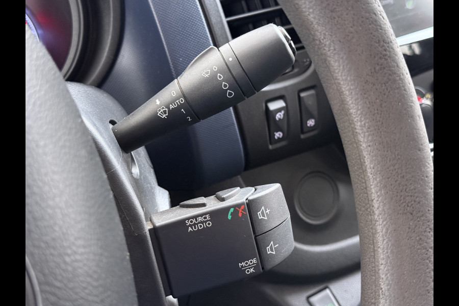 Opel Vivaro D126PK Dubbele Cabine 5-Persoons L2H1 Euro 6 Trekhaak Camera Navi Airco Cruise Control Pdc 1.6CDTI Betonplex Vloer Schuifdeur Achterdeuren Regen-Lichtsensor 1e Eigenaar Origineel Nederlandse Auto Dealeronderhouden 2.000kg trekvermogen