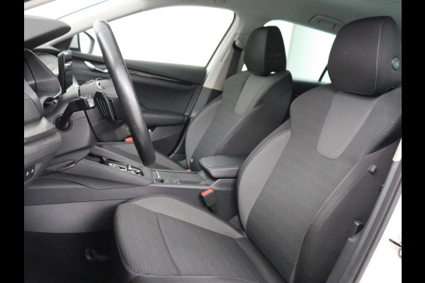 Škoda Octavia 1.5 e-TSI Business Edition | Trekhaak | Carplay | Navigatie | Full LED | Parkeerhulp | Cruise control | Digital Cockpit | Climate control | Getint glas