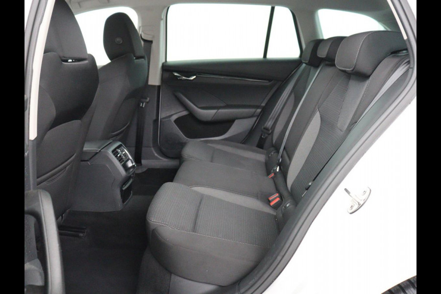 Škoda Octavia 1.5 e-TSI Business Edition | Trekhaak | Carplay | Navigatie | Full LED | Parkeerhulp | Cruise control | Digital Cockpit | Climate control | Getint glas