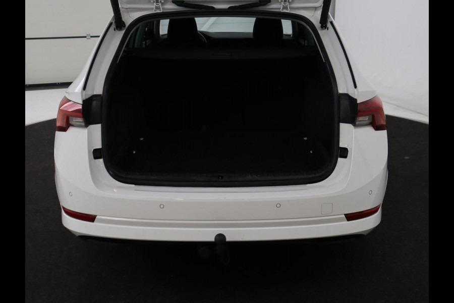 Škoda Octavia 1.5 e-TSI Business Edition | Trekhaak | Carplay | Navigatie | Full LED | Parkeerhulp | Cruise control | Digital Cockpit | Climate control | Getint glas