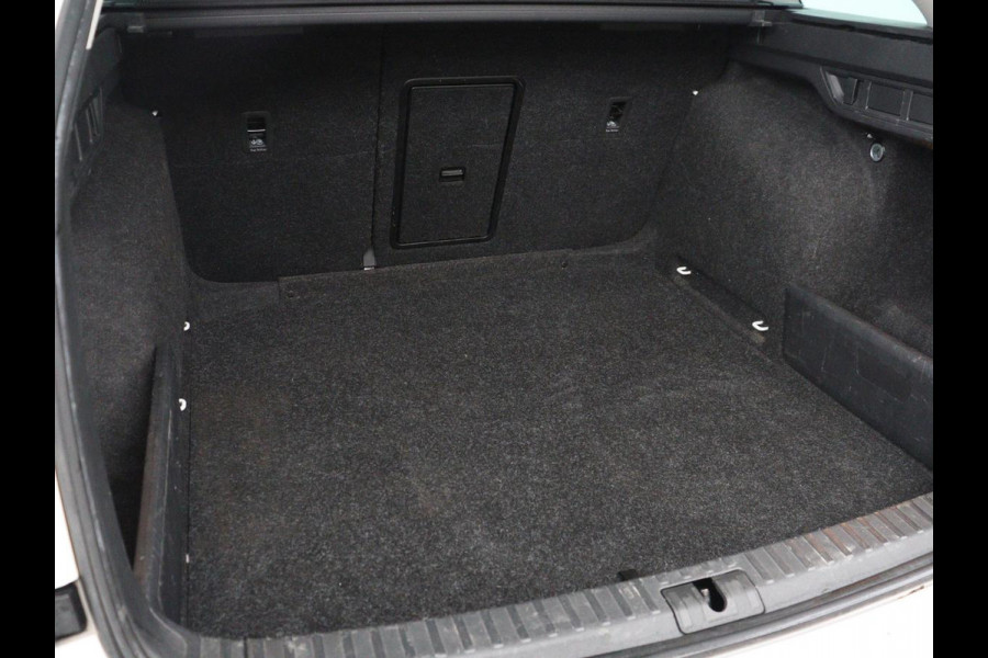 Škoda Octavia 1.5 e-TSI Business Edition | Trekhaak | Carplay | Navigatie | Full LED | Parkeerhulp | Cruise control | Digital Cockpit | Climate control | Getint glas