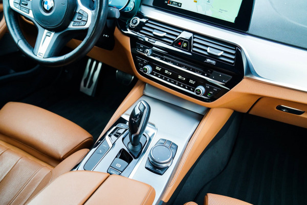 BMW 5 Serie 530e iPerformance High Executive | M-pakket | Massage | Stoelverwarming/verkoeling | Head up | Adaptieve cruise | NAP