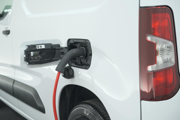 Citroën E-Berlingo 136 L1 50 kWh | Camera | Laadruimte-pakket | Dodehoekdetectie | Navigatie | 3 Zitplaatsen