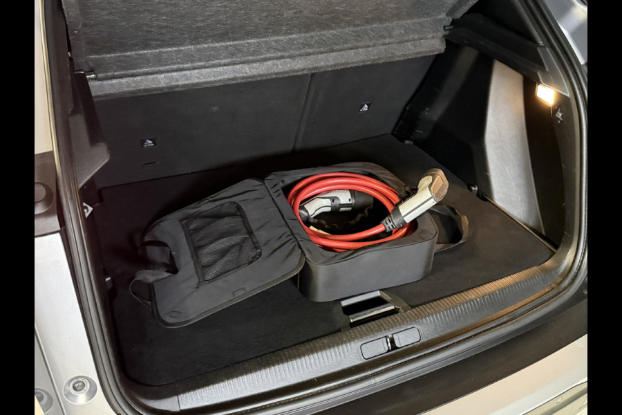 Peugeot e-2008 EV Allure 50 kWh | SOH 99% | Draadloze lader | Stoelverwarming | Dealeronderhouden