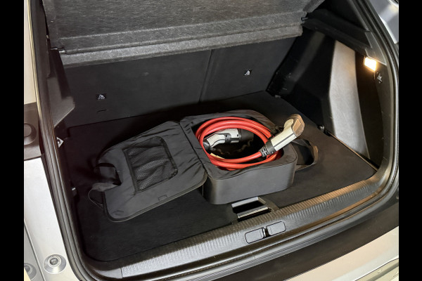 Peugeot e-2008 EV Allure 50 kWh | SOH 99% | Draadloze lader | Stoelverwarming | Dealeronderhouden