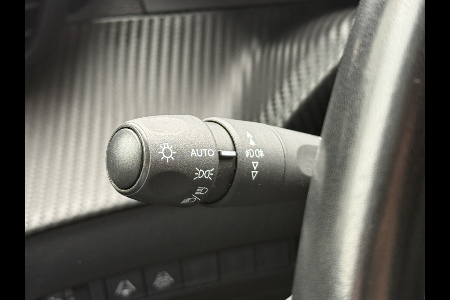 Peugeot e-2008 EV Allure 50 kWh | SOH 99% | Draadloze lader | Stoelverwarming | Dealeronderhouden
