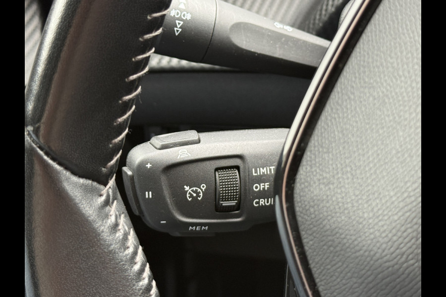 Peugeot e-2008 EV Allure 50 kWh | SOH 99% | Draadloze lader | Stoelverwarming | Dealeronderhouden