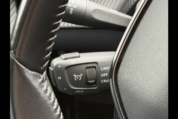 Peugeot e-2008 EV Allure 50 kWh | SOH 99% | Draadloze lader | Stoelverwarming | Dealeronderhouden