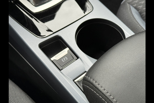 Peugeot e-2008 EV Allure 50 kWh | SOH 99% | Draadloze lader | Stoelverwarming | Dealeronderhouden