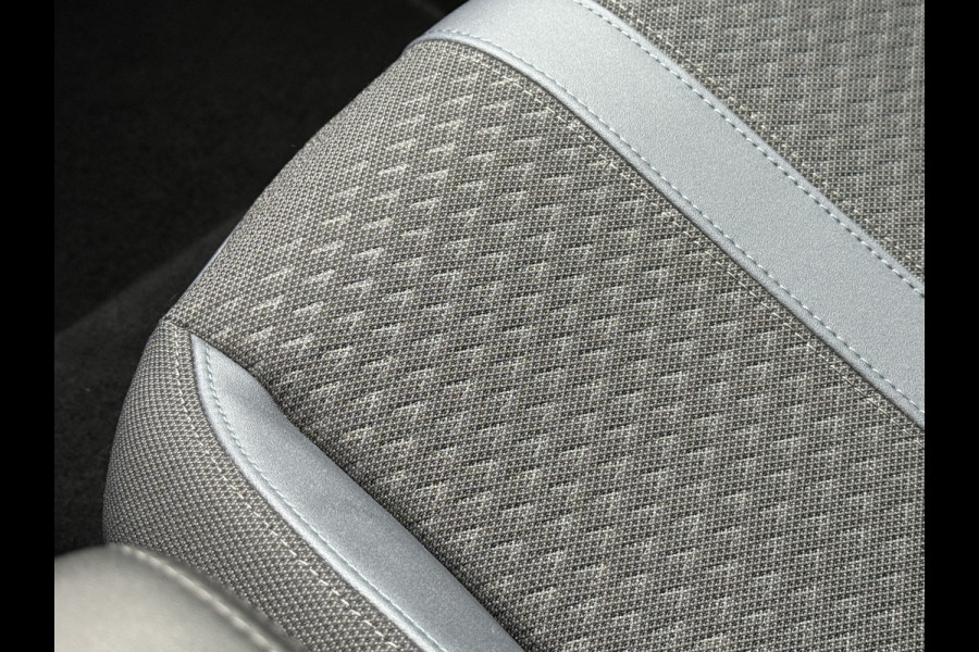 Peugeot e-2008 EV Allure 50 kWh | SOH 99% | Draadloze lader | Stoelverwarming | Dealeronderhouden