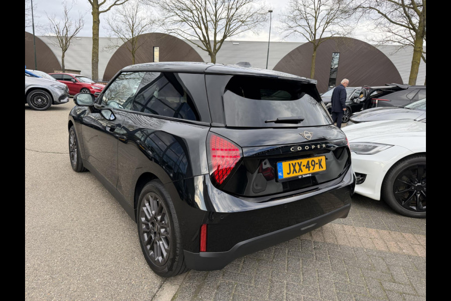 MINI Cooper E Essential XS 40.7 kWh NIEUWE AUTO | HEAD-UP DISPLAY | CAMERA | STOELVERWARMING  | ORIGINEEL NL AUTO | FABRIEKSGARANTIE TM 2029 |