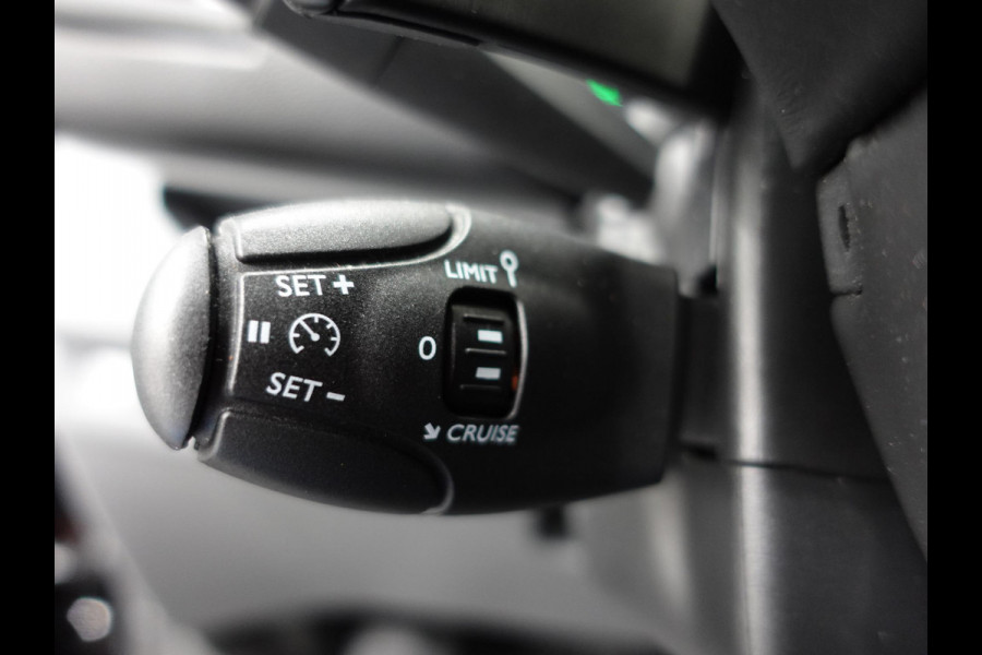 Opel Vivaro 145pk Automaat L3H1 Dubbele cabine Navigatie Camera Trekhaak Apple carplay Parkeersensoren Cruise control