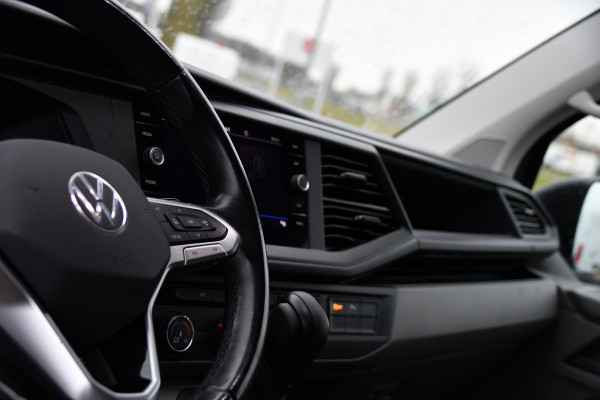 Volkswagen Transporter 2.0 TDI L2H1 30 PB Edition Adaptieve Cruise, Carplay, 150pk, Sensoren, Voorruit verwarming, Automaat, Leder, Uniek!