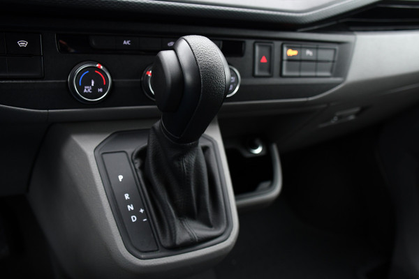 Volkswagen Transporter 2.0 TDI L2H1 30 PB Edition Adaptieve Cruise, Carplay, 150pk, Sensoren, Voorruit verwarming, Automaat, Leder, Uniek!