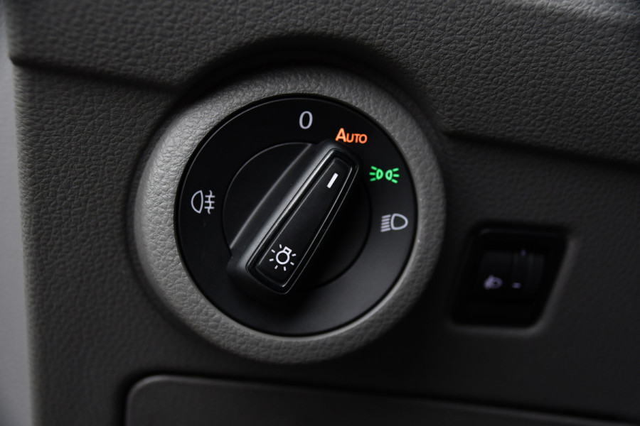 Volkswagen Transporter 2.0 TDI L2H1 30 PB Edition Adaptieve Cruise, Carplay, 150pk, Sensoren, Voorruit verwarming, Automaat, Leder, Uniek!