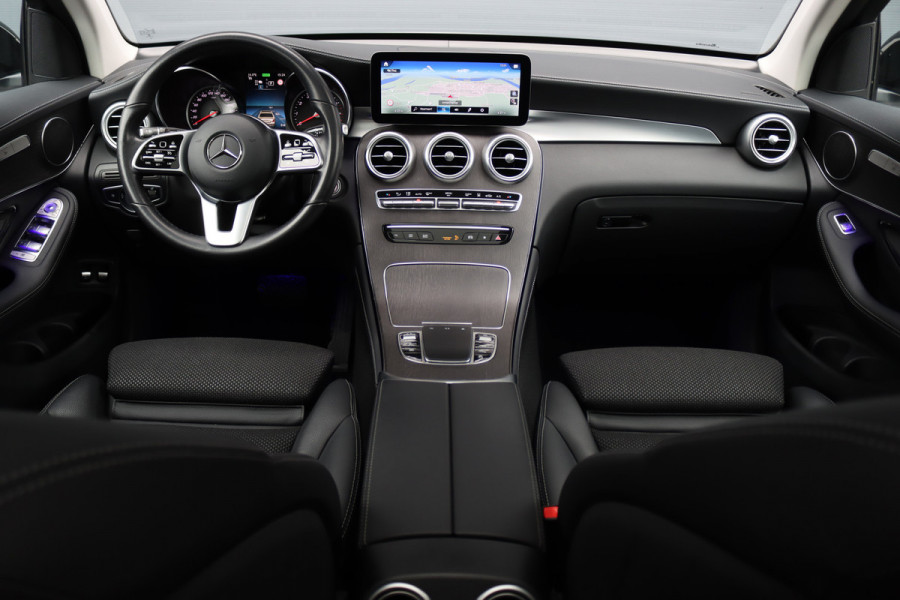Mercedes-Benz GLC 300e 4MATIC AMG Line | Panoramadak | Trekhaak | Multibeam LED | Stoelverwarming | Camera | Dodehoekassistent | Spoorpakket | Sfeerverlichting | Zitcomfortpakket |