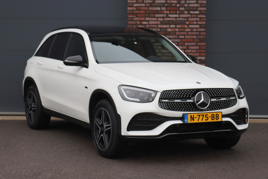 Mercedes-Benz GLC 300e 4MATIC AMG Line | Panoramadak | Trekhaak | Multibeam LED | Stoelverwarming | Camera | Dodehoekassistent | Spoorpakket | Sfeerverlichting | Zitcomfortpakket |